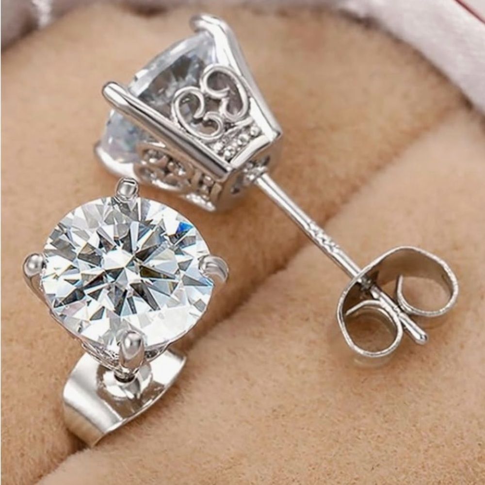 🔹 NEW Dazzling Silver Crystal Stud Earrings 🔹